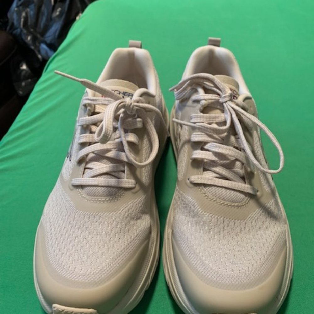 Sketchers ULTRA GO (7.5) Like new ( LAST WEEK ON THIS SITE)